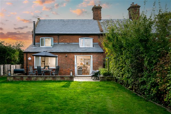 End Cottage enclosed gardens and patio